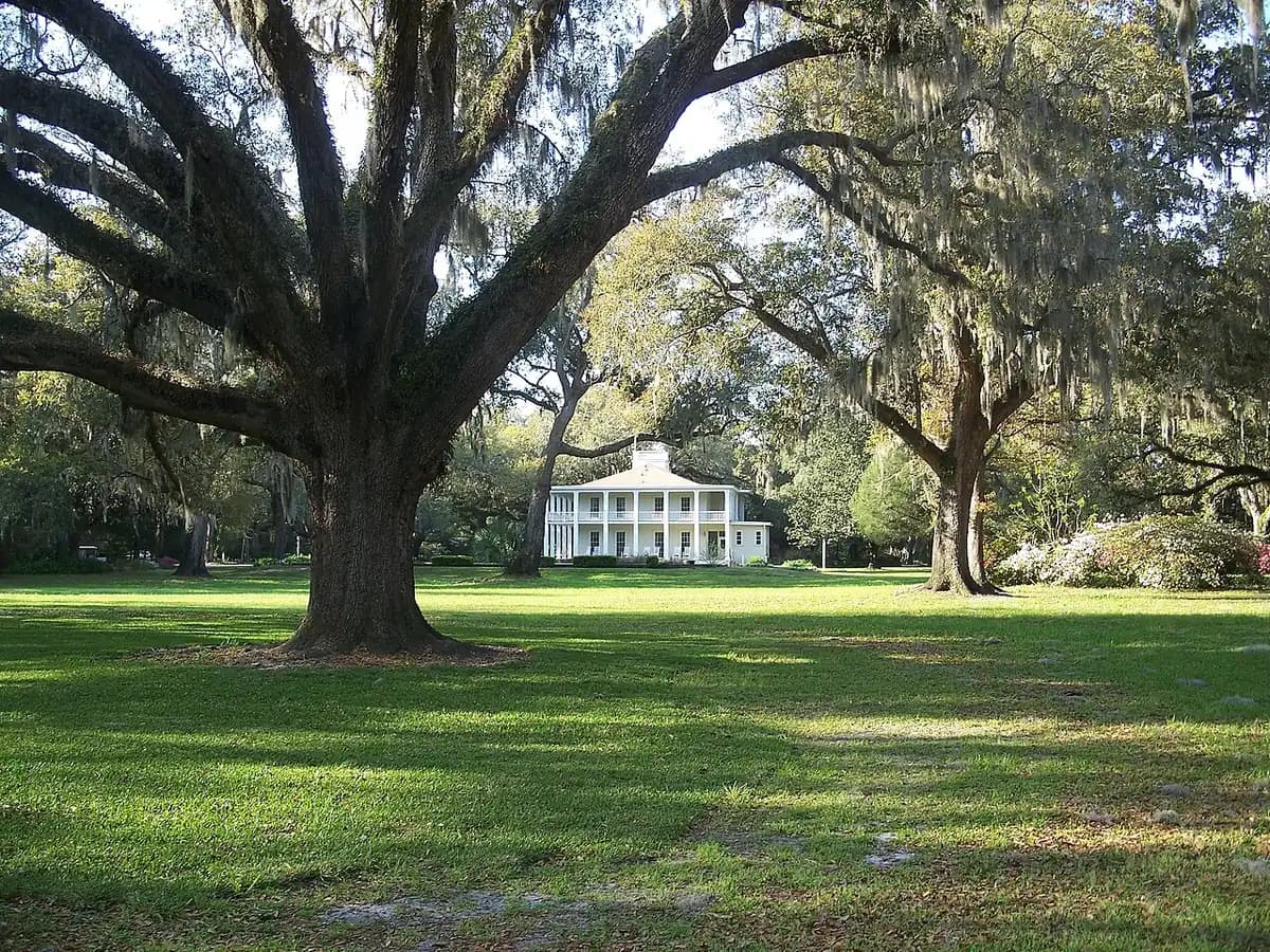 Eden Gardens State Park: a photograph from Wikimedia Commons.